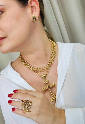 Colar Aura de crucifixo dourado e perolas fendi
