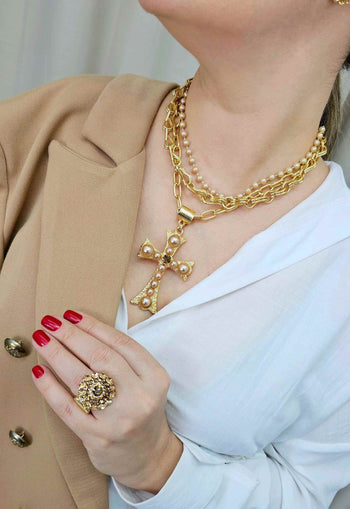 Colar Aura de crucifixo dourado e perolas fendi