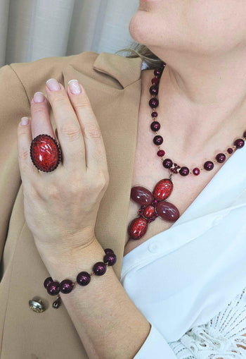 Anel Santo luxo oval com pedras vermelhas banhado no vintage