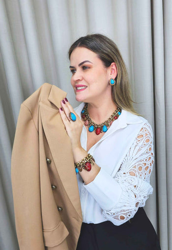 Colar Vibra ouro velho com pedras azuis vermelhas e salmão e medalhas