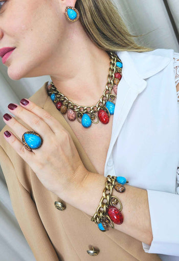 Colar Vibra ouro velho com pedras azuis vermelhas e salmão e medalhas