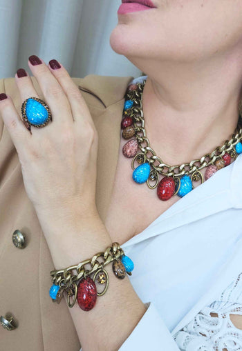 Pulseira Vibra ouro velho com pedras azuis vermelha e salmão e medalhas