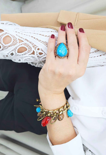 Pulseira Vibra ouro velho com pedras azuis vermelha e salmão e medalhas