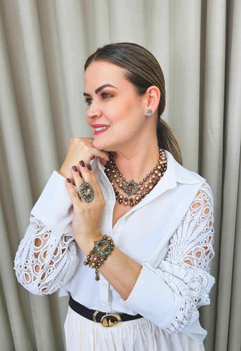 Colar Vibe de perolas vintage com pingente black diamond banhado no ouro velho