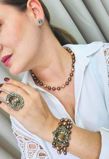 Colar Vibe de perolas vintage com pingente black diamond banhado no ouro velho