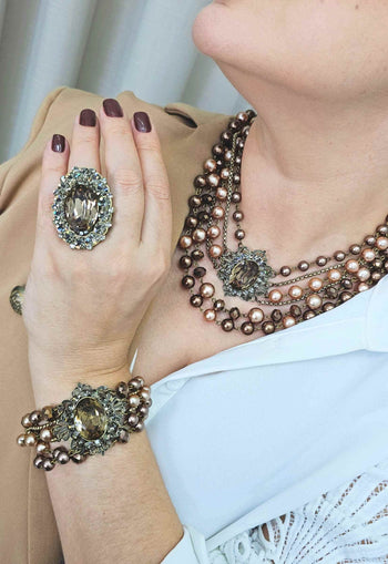 Colar Vibe de perolas vintage com pingente black diamond banhado no ouro velho