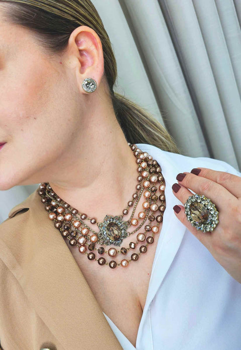 Colar Vibe de perolas vintage com pingente black diamond banhado no ouro velho