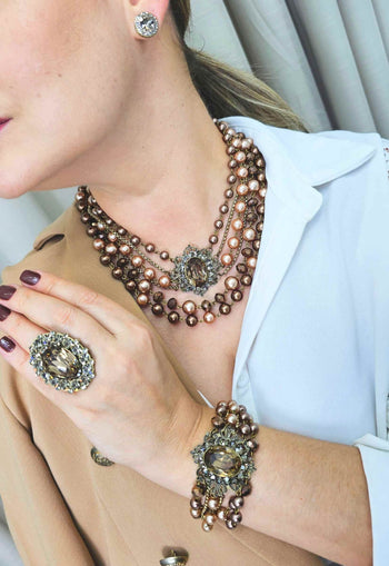 Colar Vibe de perolas vintage com pingente black diamond banhado no ouro velho