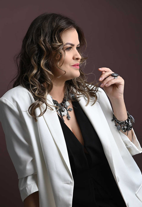 Maxi colar Zoraide com mix de pingentes, resinas, crucifixo e correntaria onix