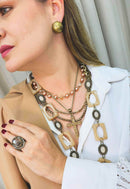 Colar Terra cobre com elos de resina e pingente de crucifixo banhado no ouro velho