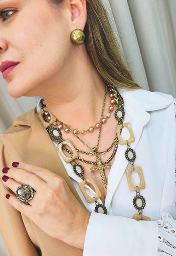 Colar Terra cobre com elos de resina e pingente de crucifixo banhado no ouro velho