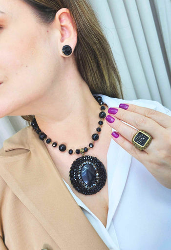 Anel Burlesque ouro velho com pedras pretas