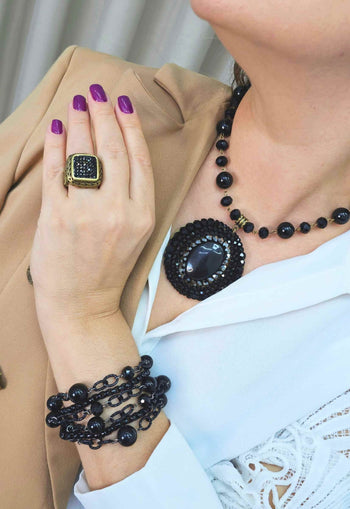 Anel Burlesque ouro velho com pedras pretas