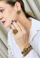 Pulseira Intuição de com pedras verdes banhado no vintage e ouro velho