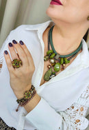 Pulseira Intuição de com pedras verdes banhado no vintage e ouro velho