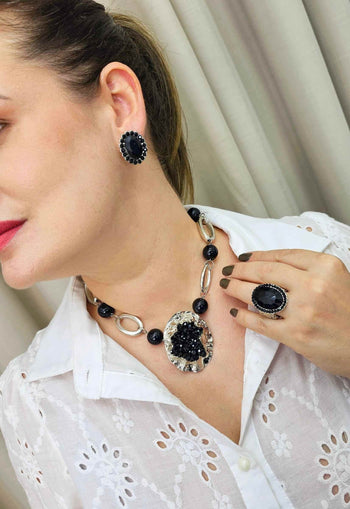 Anel Catarina oval com pedras pretas banhado no prata