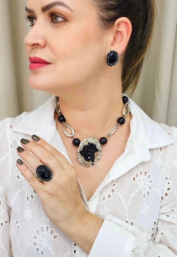 Anel Catarina oval com pedras pretas banhado no prata