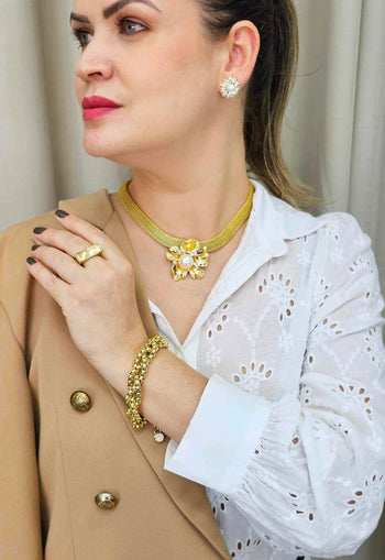 Colar Matilde Dourado com pingente de flor e perola