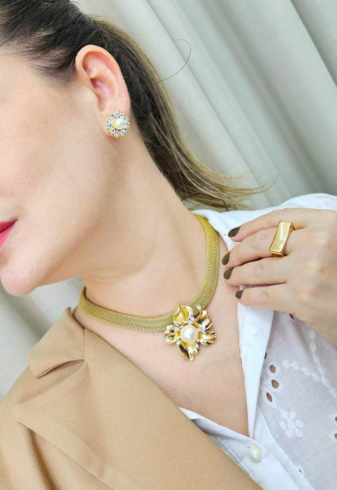 Colar Matilde Dourado com pingente de flor e perola