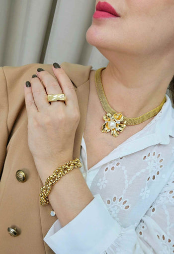 Colar Matilde Dourado com pingente de flor e perola