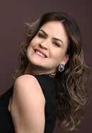 Brinco Zoraide oval com pedra cinza e strass black diamond banhado no grafite