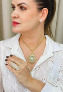 Colar Raridade Gold com pingente de strass boreal e veneziana dourado