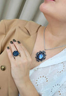 Colar Raridade silver com pingente de strass azul e veneziana prata