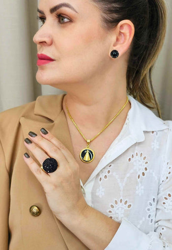 Colar com pingente de Nossa Senhora Aparecida com esmaltação preta