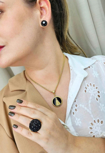 Colar com pingente de Nossa Senhora Aparecida com esmaltação preta