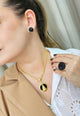 Colar com pingente de Nossa Senhora Aparecida com esmaltação preta