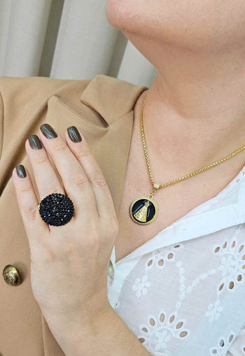 Colar com pingente de Nossa Senhora Aparecida com esmaltação preta