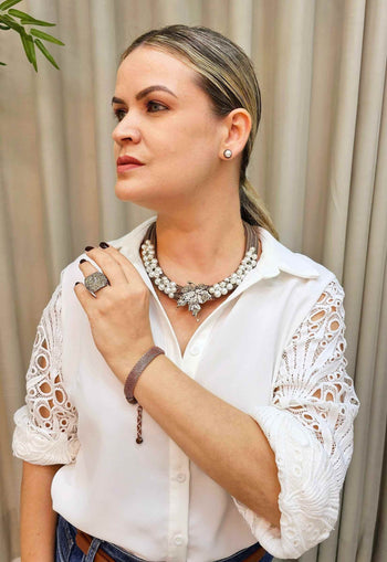 Maxi colar Tâmara com perolas couro e pingente de folha com strass