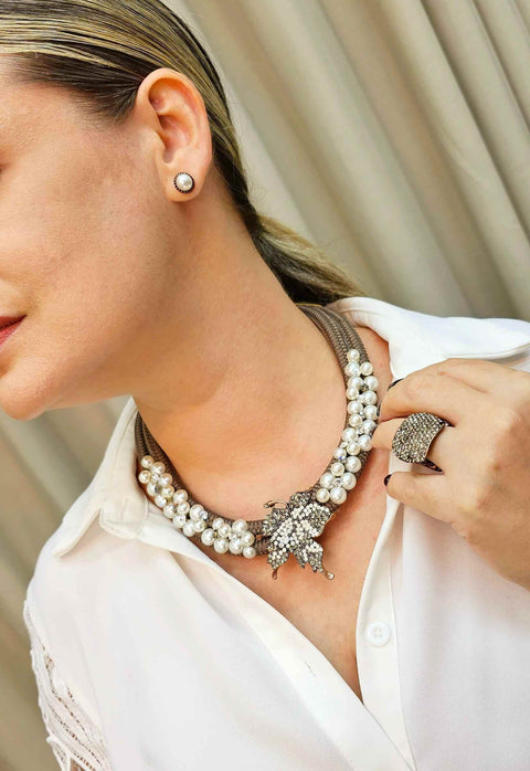 Maxi colar Tâmara com perolas couro e pingente de folha com strass