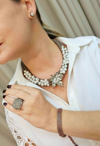 Maxi colar Tâmara com perolas couro e pingente de folha com strass