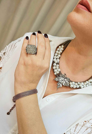 Maxi colar Tâmara com perolas couro e pingente de folha com strass