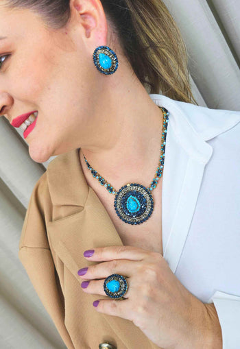 Brinco Antônia oval de pedras azuis e black diamond banhado no ouro velho