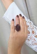 Anel Vintage Mabel com Strass Bordô Ajustável - Bijuteria Fina Artesanal