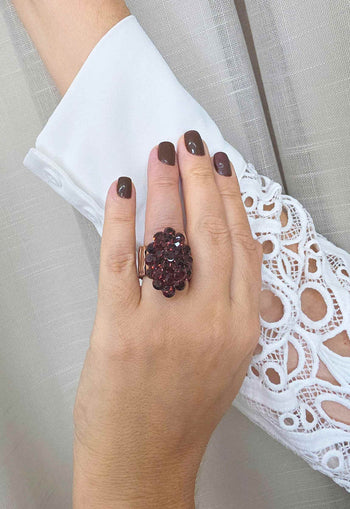 Anel Vintage Mabel com Strass Bordô Ajustável - Bijuteria Fina Artesanal