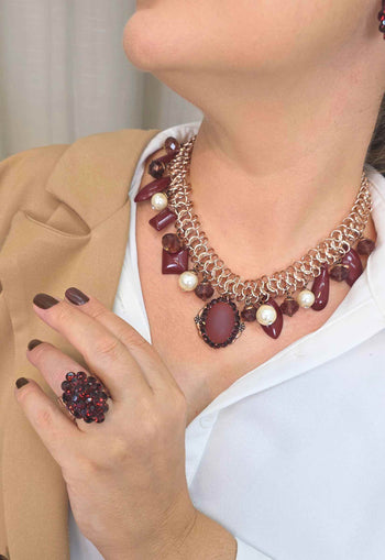 Anel Vintage Mabel com Strass Bordô Ajustável - Bijuteria Fina Artesanal