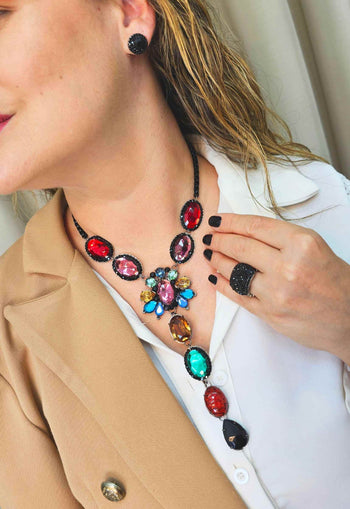 Anel Estela retangular com pedras pretas banhado no onix