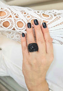 Anel Estela retangular com pedras pretas banhado no onix