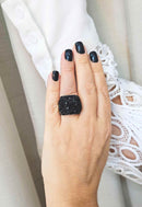 Anel Estela retangular com pedras pretas banhado no onix