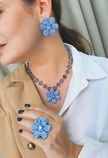 Anel Avelina jeans de flor com strass azuis banhado no vintage