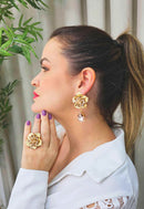 Anel Lira Gold de flor com pedras pêssego banhado no dourado