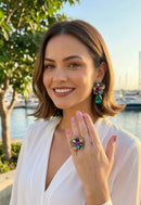 Anel Lira: Flor com Pedras Coloridas no Ouro Velho | Sahara Acessórios