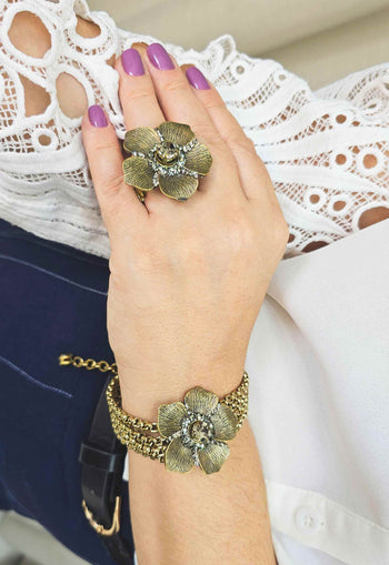 Anel Petra de flor com pedras black diamond e banhado no ouro velho