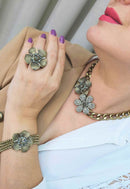 Anel Petra de flor com pedras black diamond e banhado no ouro velho