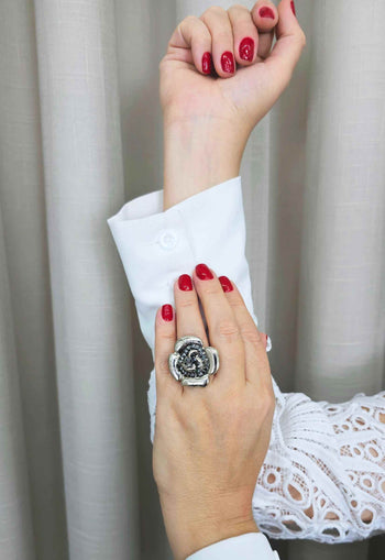 Anel Aletéia de flor prata com strass hematite