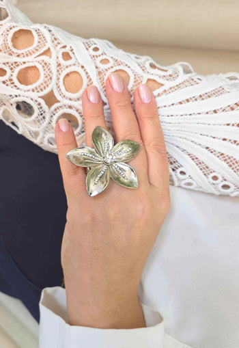 Maxi Anel Florença: Formato de Flor com Strass Cristal Banhado no Prata | Destaque no seu Look