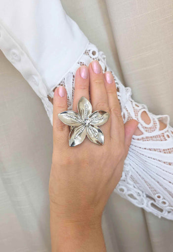 Maxi Anel Florença: Formato de Flor com Strass Cristal Banhado no Prata | Destaque no seu Look